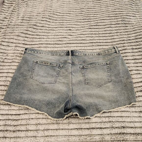 Light wash, stonewash high waist distressed Torrid jean shorts size 24. - Picture 6 of 10